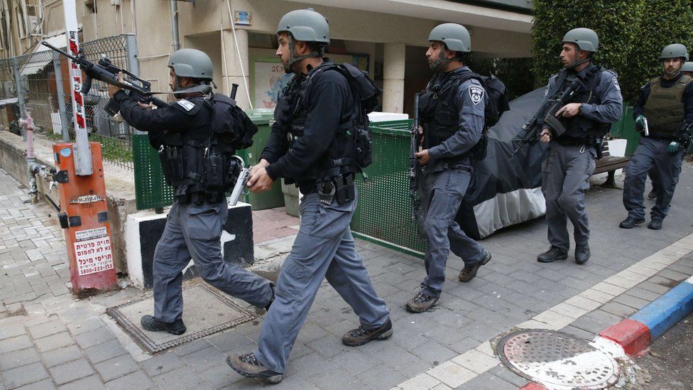 Members of the Israeli security forces patrol the area following an attack in Tel Aviv (1 January 2016)