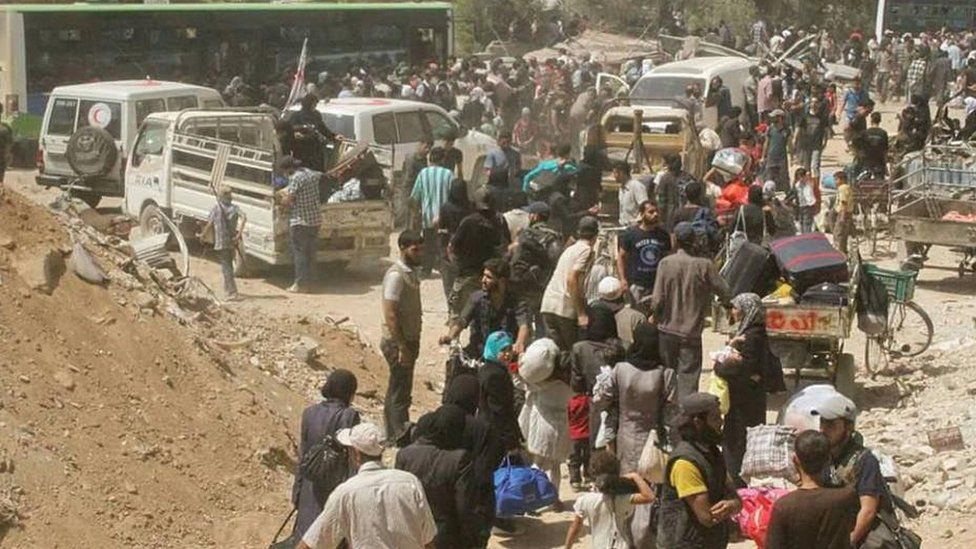 People leave Daraya under an agreement with the Syrian government