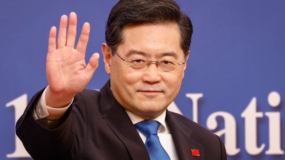 Министр иностранных дел Китая Цинь Ган делает жест после пресс-конференции в Пекине, Китай, 7 марта 2023 г.