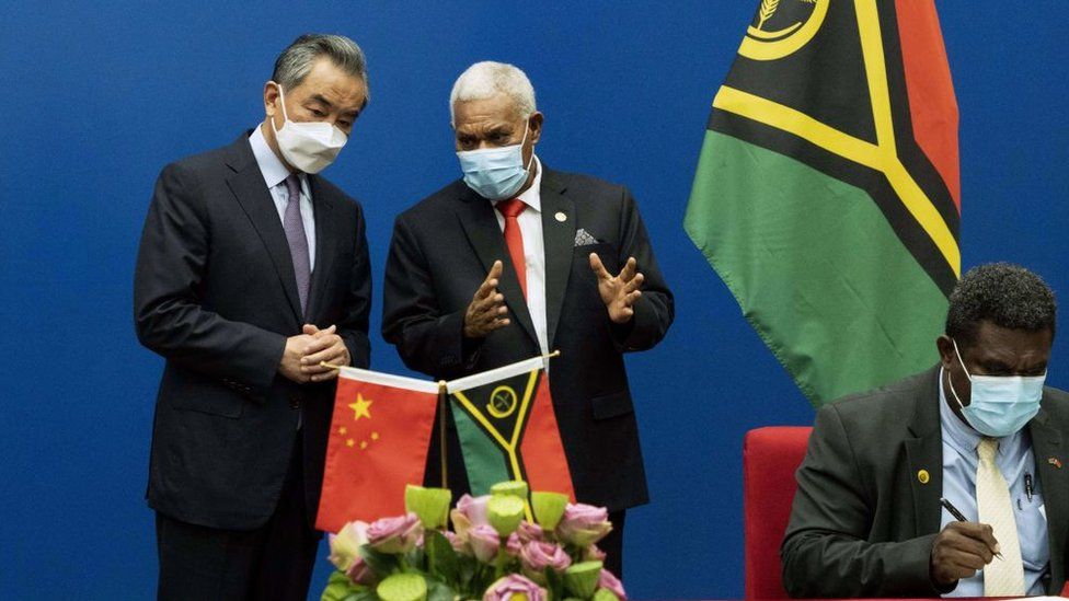 Vanuatu's Prime Minister Bob Loughman Weibur (C) talks to visiting Chinese Foreign Minister Wang Yi (L) during a signing ceremony of agreements between the two countries in the capital city Port Vila on June 1, 2022.