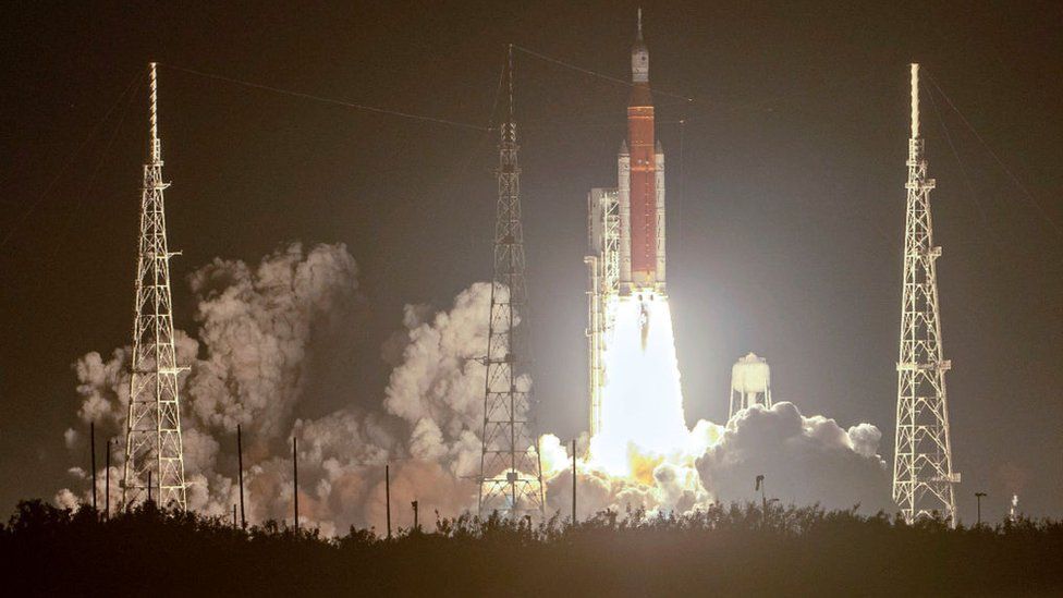 Artemis I, ракета NASA Space Launch System (SLS) с беспилотным космическим кораблем Orion на борту стартует со стартовой площадки 39B 16 ноября 2022 года.
