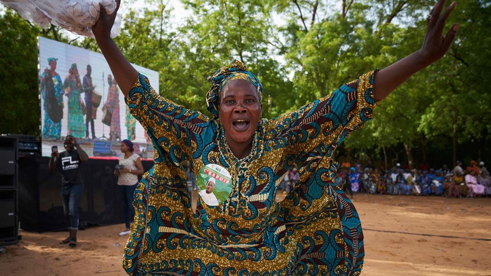 A supporter of Malian opposition candidate for the presidential elections Soumaila Cisse dances before his arrival at a rally in Koulikoro - July 2018