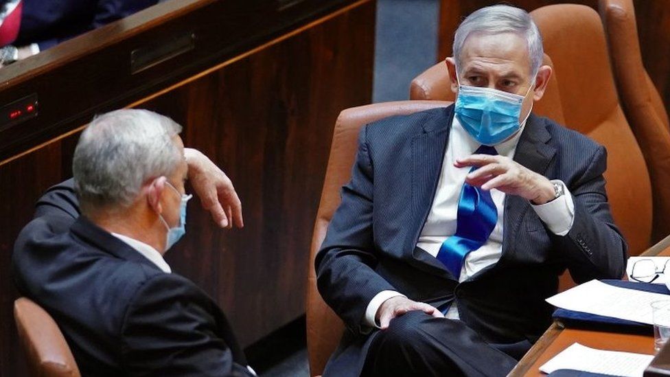 Benny Gantz (left) and Benjamin Netanyahu (right) sit together in the Knesset (17 May 2020)