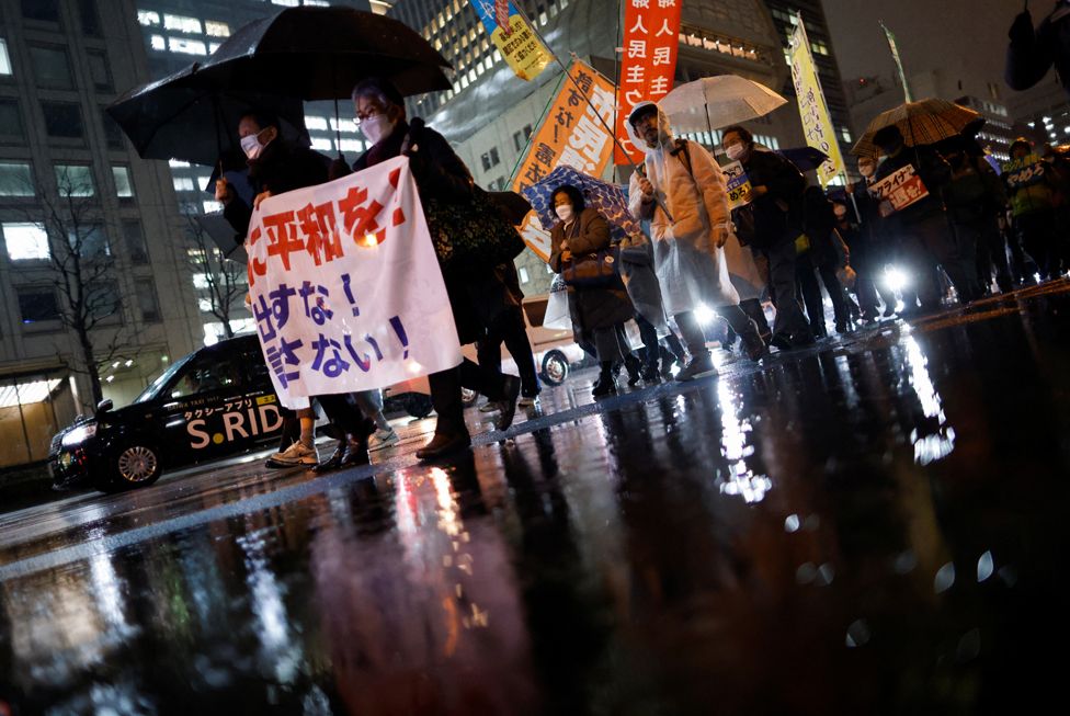 Manifestantes muestran pancartas, mientras celebran una concentración contra la agresión de Rusia a Ucrania, en el día para conmemorar el primer aniversario de la Guerra de Ucrania, en Tokio, Japón 24 de febrero 2023.