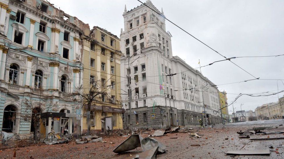 На снимке видны повреждения после обстрела российскими войсками площади Конституции в Харькове, втором по величине городе Украины, 2 марта