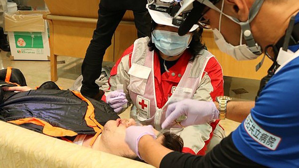 Red Cross staff treat the injured in a hospital in Kumamoto, 16 April