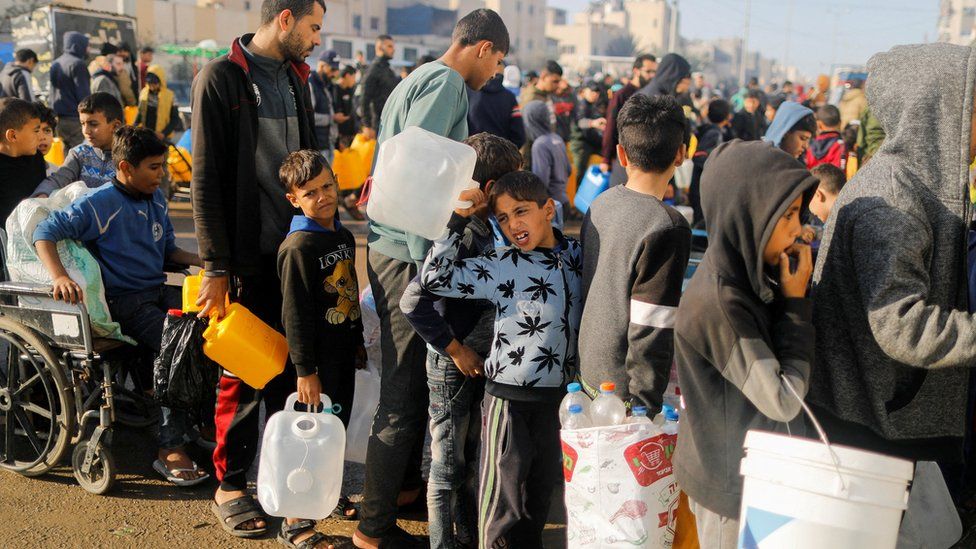 Palestinians queue for water in Rafah (file photo)