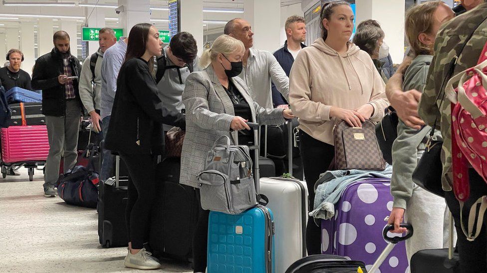 Пассажиры стоят в очереди на регистрацию в терминале 1 аэропорта Манчестера 5 апреля