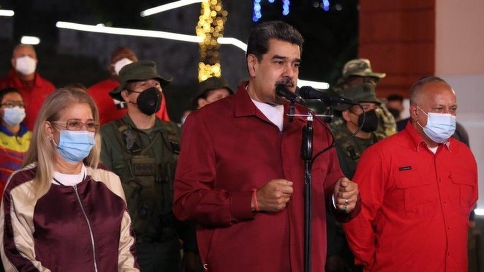 Раздаточная фотография президента Венесуэлы Николаса Мадуро, предоставленная прессой Miraflores для обращения к стране, в Каракасе, Венесуэла, 22 ноября 2021 г.