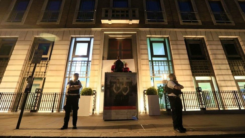 Greenpeace protesters blocking building