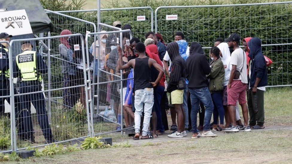 Задержанные мигранты в очереди в центре содержания мигрантов в г. Выденяй, Литва
