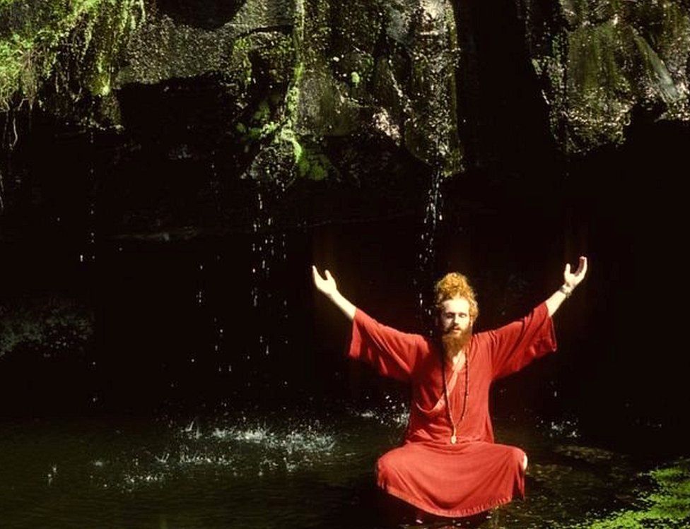 ह्यूंनी रजनीशांचीही रक्षा करावी, असं लक्ष्मीनं त्याला सांगितलं होतं.