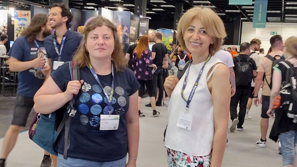 Iryna Bilous (left) and Nika Avayan at Gamescom