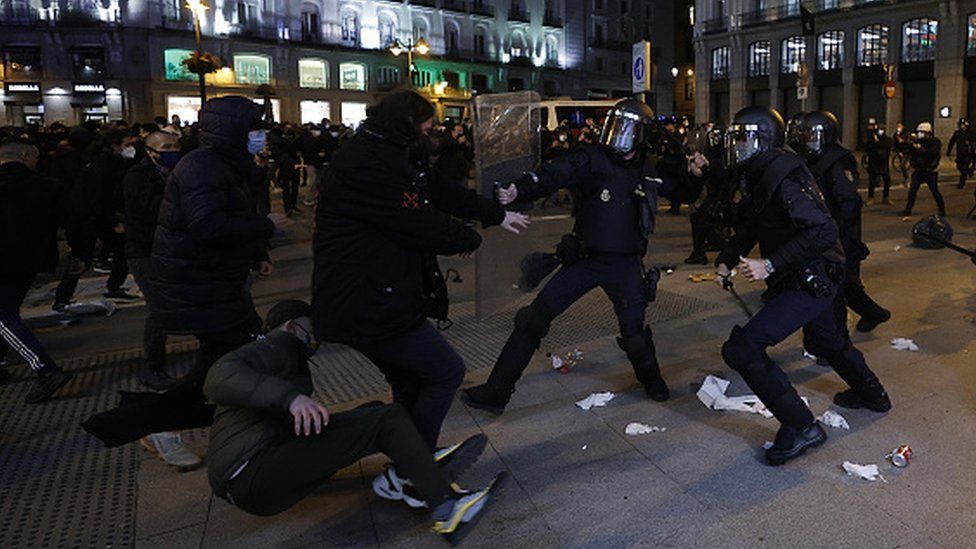 Люди устраивают демонстрацию против заключения в тюрьму испанского рэпера Пабло Хазеля в Мадриде