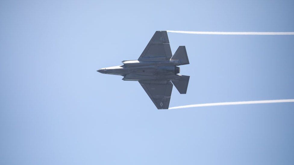 Истребитель-невидимка F-35 Lightning II на авиашоу Bethpage Airshow над Джонс-Бич в выходные, посвященные Дню памяти. Снято 28 мая 2022 года в Вантаге, штат Нью-Йорк.