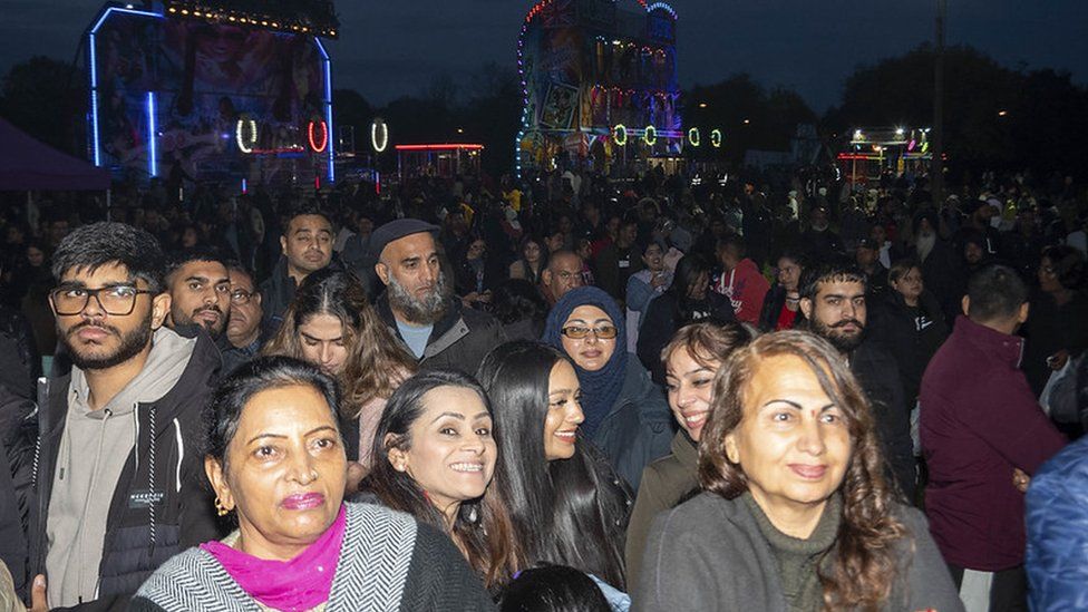 Thousands entertained at Wolverhampton's huge Diwali event BBC News