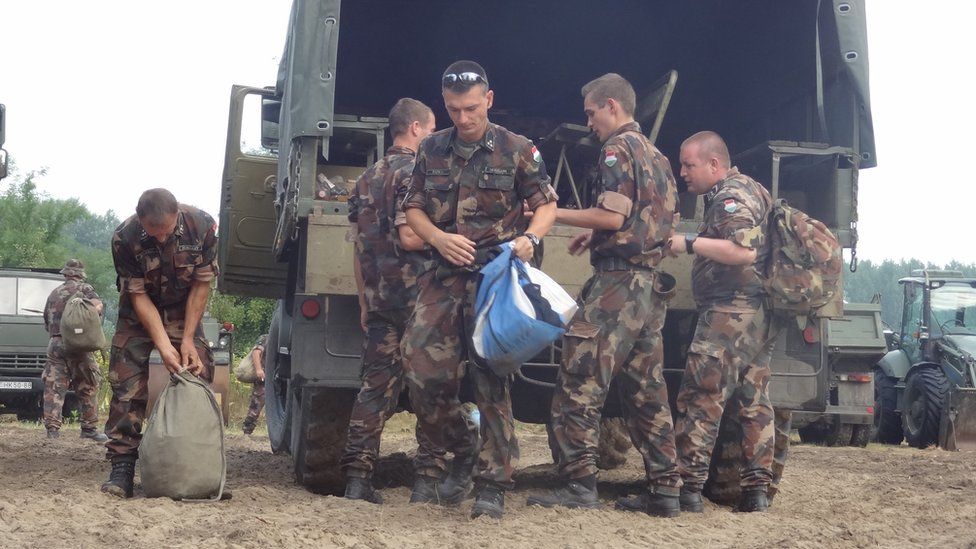 Soldiers help to put up Hungary's fence