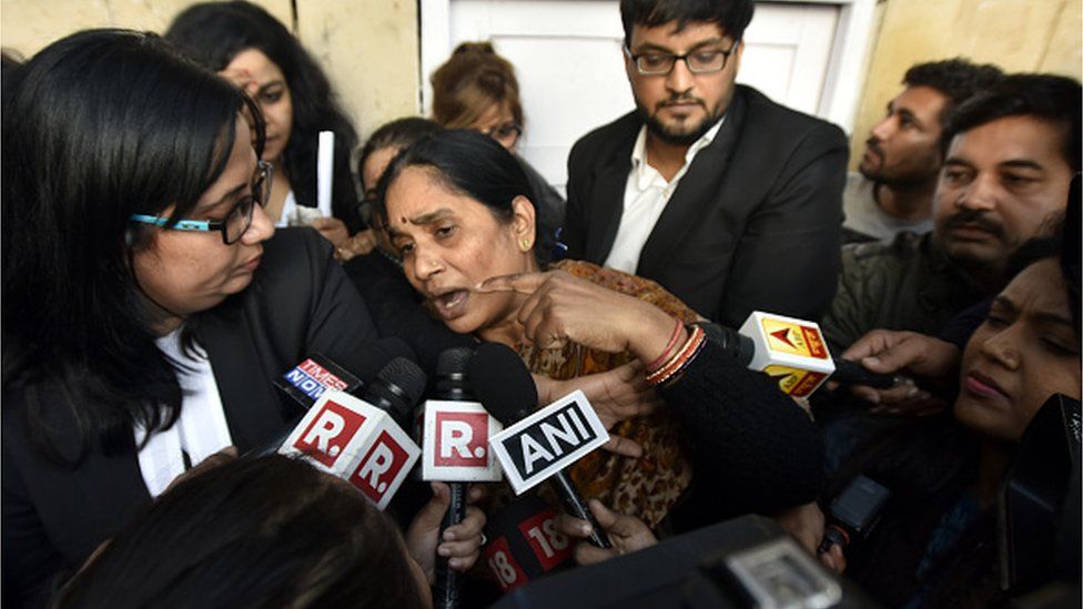 Аша Деви, мать жертвы, расплакалась в суде дома Патиала 17 января 2020 года в Нью-Дели, Индия. Суд Дели в пятницу вынес новый смертный приговор четырем осужденным по делу о групповом изнасиловании и убийстве 16 декабря 2010 года после того, как стало известно, что прошение о помиловании одного из осужденных Мукеша Сингха было отклонено президентом Рамом Натхом Ковиндом.