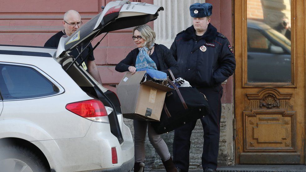 A woman carries bags as she leaves the US Consulate General in St. Petersburg, Russia, 30 March 2018
