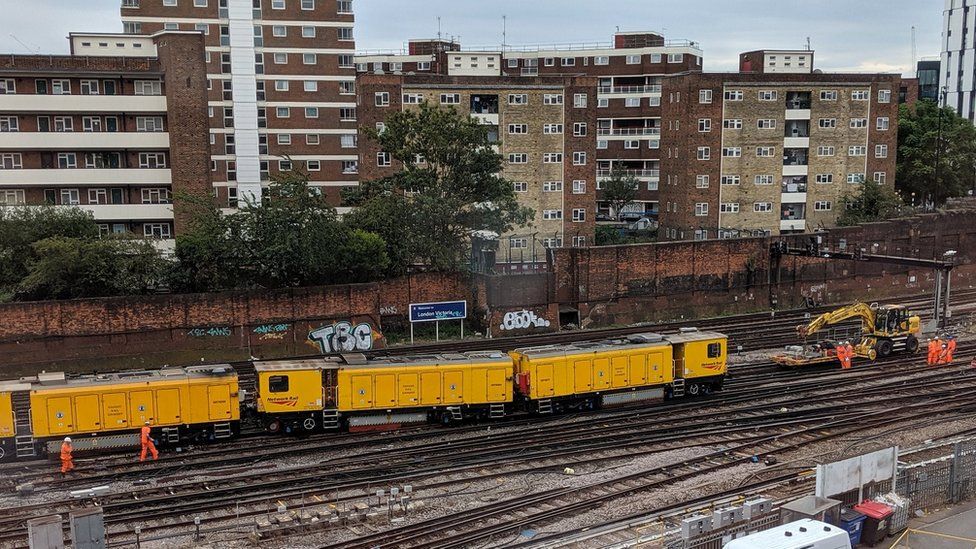 London Victoria derailment hits Gatwick Express and Southern trains - BBC  News