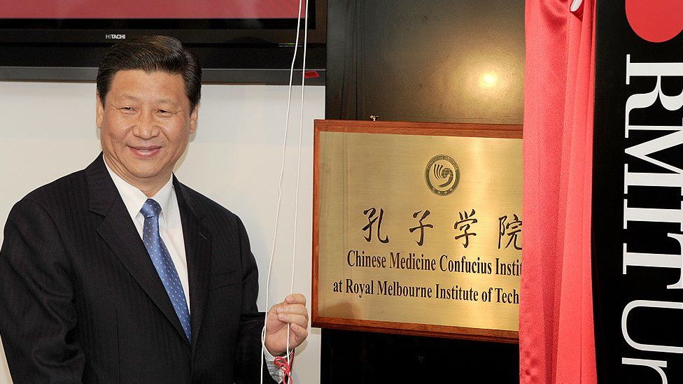 President Xi unveiling a plaque for the Chinese Medicine Confucius Institute at the Royal Melbourne Institute of Technology