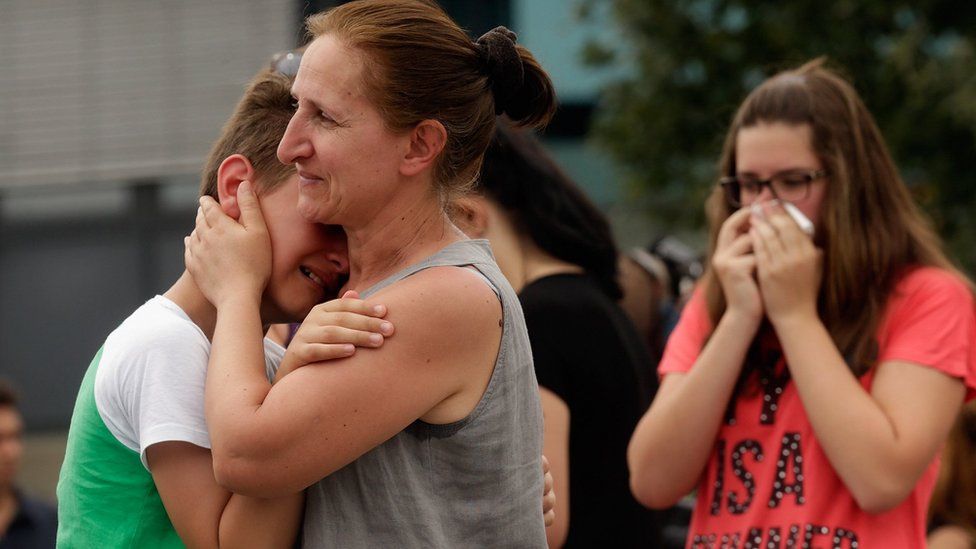 People mourn near the site of Friday's shooting in Munich (23/07/2016)