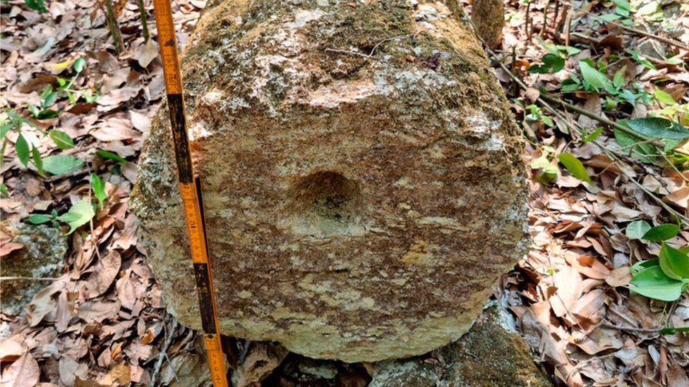 Coluna de pedra encontrada em Ocomtun