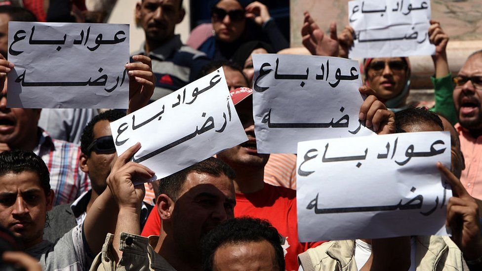 People protest in Cairo against the transfer of two Red Sea islands to Saudi Arabia (15 April 2016)