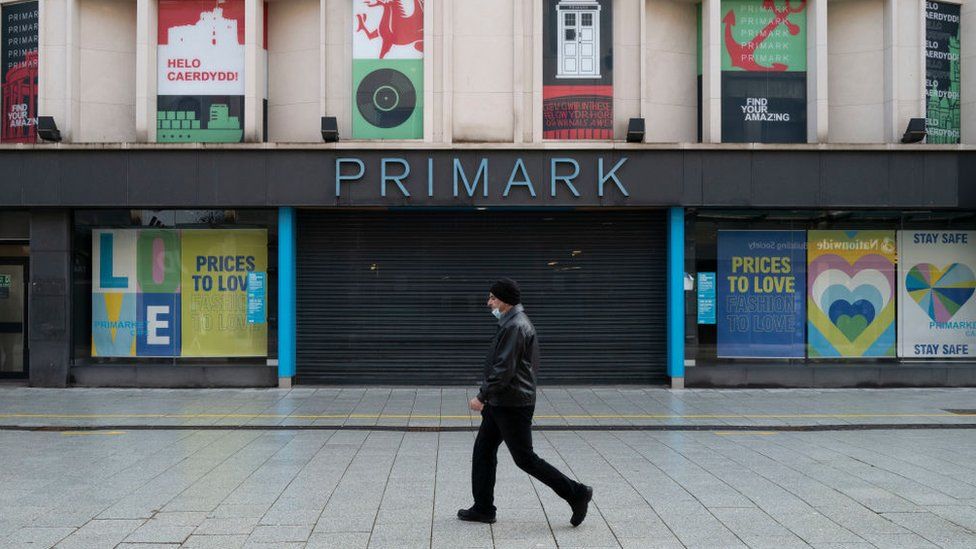 Диаграмма, показывающая человека, идущего мимо Primark