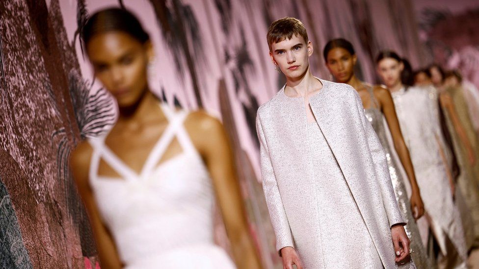 Models präsentieren Kreationen der Designerin Maria Grazia Chiuri im Rahmen ihrer Haute-Couture-Kollektionsschau Herbst/Winter 2023-2024 für das Modehaus Dior am Montag in Paris