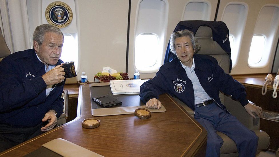 Джордж Буш с премьером Японии в кабинете Air Force One