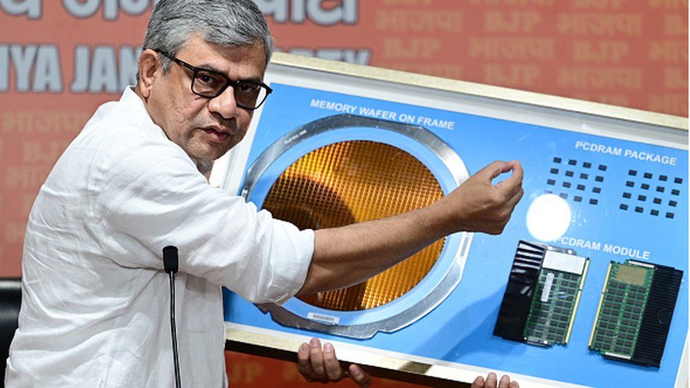 Министр Ашвини Вайшнав демонстрирует сложную прецизионную полупроводниковую технологию, которую Micron Technology привезет в Индию, во время пресс-конференции в штаб-квартире BJP в Нью-Дели, 26 июня 2023 г.