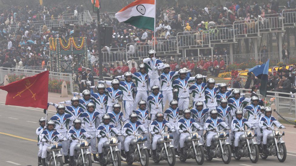 Команда Dare Devils индийской армии выполняет аркробатические трюки на мотоциклах во время парада по случаю празднования 74-й годовщины Республики на Пути Картавья 26 января 2023 года в Нью-Дели, Индия.