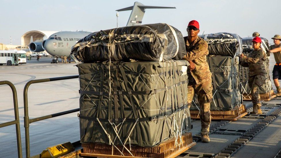 Troops load US and Jordanian humanitarian assistance on to US Air Force C-130 aircraft (5 March 2023)