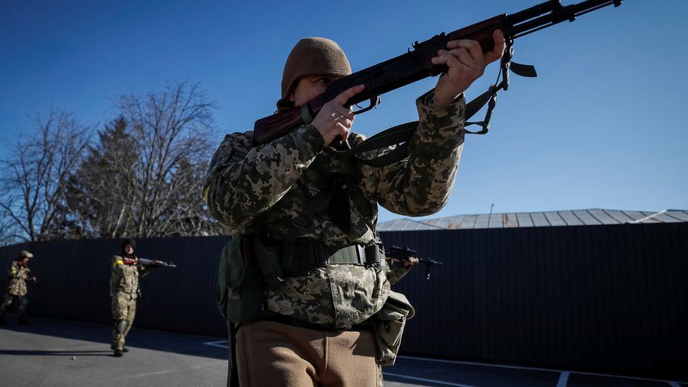 2022 年 2 月 28 日，乌克兰领土防御部队的新成员在基辅训练新收到的武器