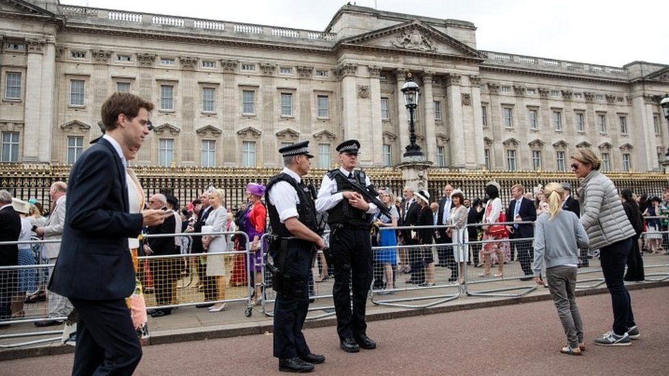 Police outside Buckingham Palace