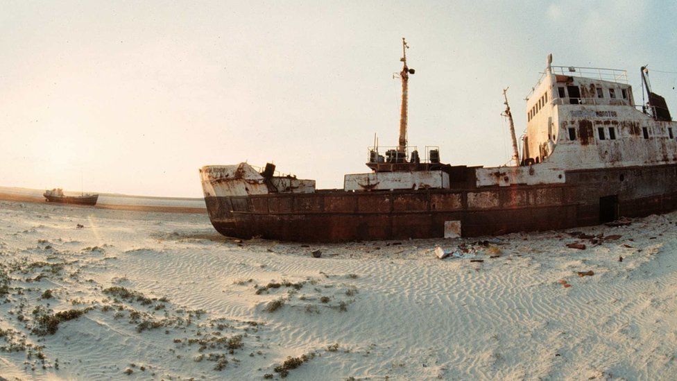 Брошенный корабль в высохшем районе Аральского моря в Казахстане