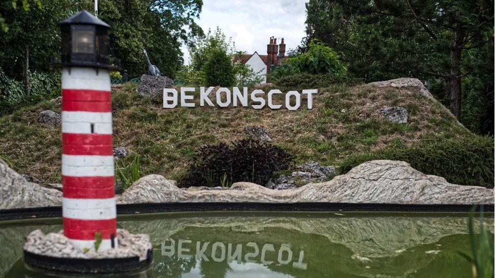 Bekonscot sign and lighthouse