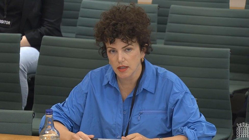 Диджей, телеведущая и писательница Энни Макманус, более известная как Энни Мак, выступает перед Специальным комитетом по вопросам женщин и равенства в Палате общин в Лондоне, чтобы дать показания по вопросу женоненавистничества в музыке
