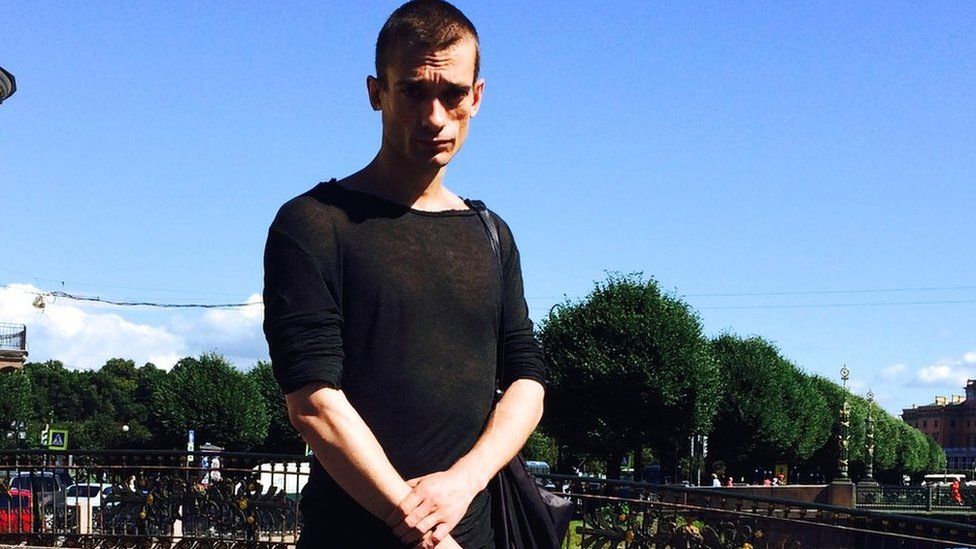Petr Pavlensky: Russia artist held over Paris bank fire - BBC News