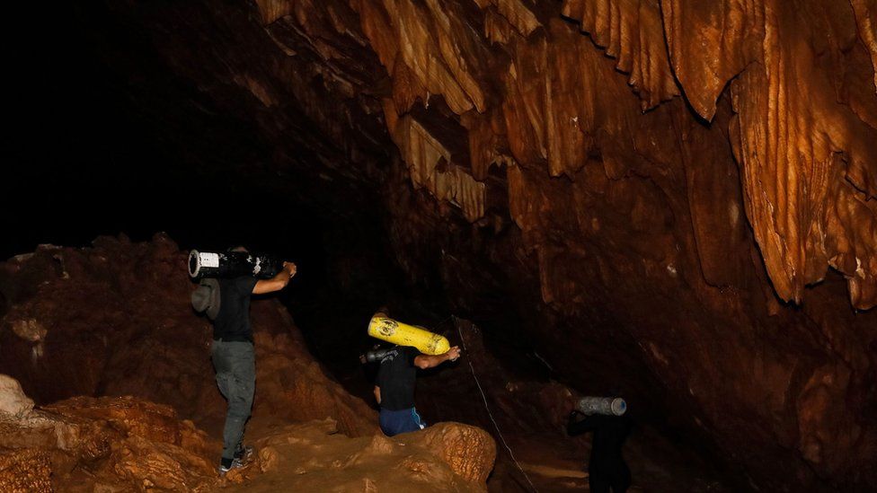 Los rescatistas llevaron tanques de oxigeno dentro de la cueva