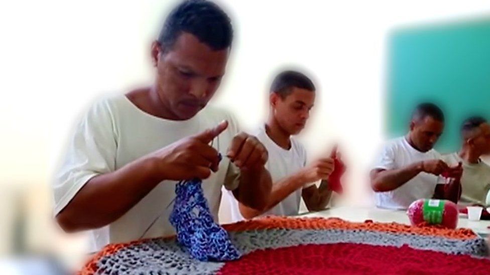 Brazilian prisoners learning crochet