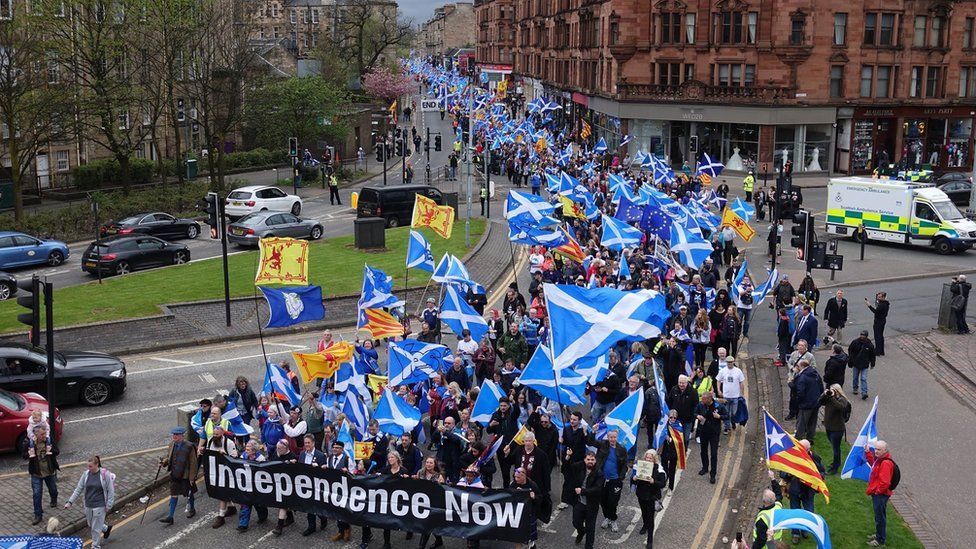 Tens of thousands march for Scottish independence - BBC News