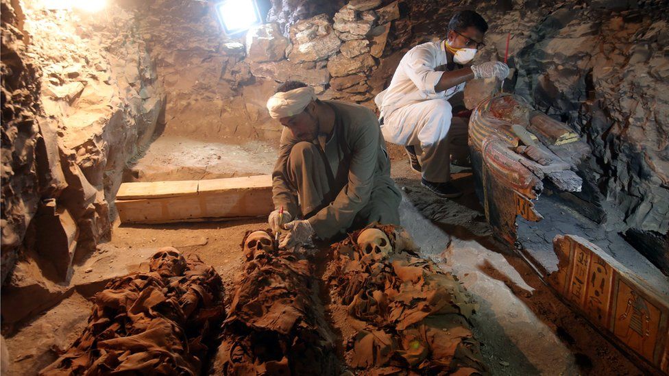 New mummies discovered in tomb near Luxor, Egypt - BBC News