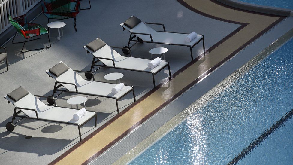 A luxury hotel's swimming pool