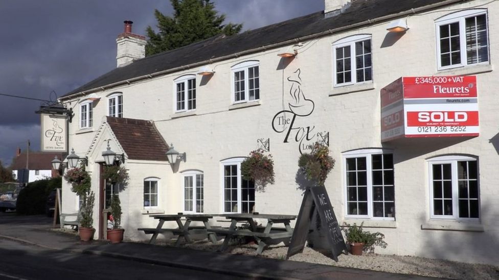 The Fox Inn in Loxley: Locals buy village pub - BBC News