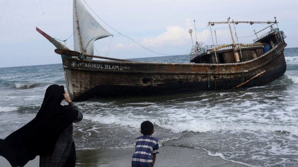Residents of Indonesia's Aceh province look at the boat that carried the Rohingya refugees. Photo: 25 December 2022