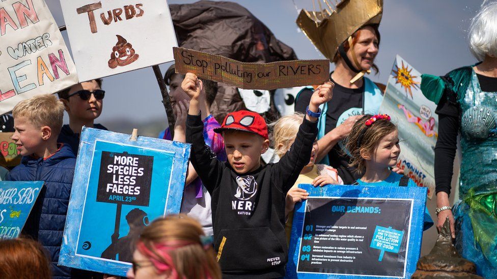 Suffolk protesters demand River Waveney clean up - BBC News