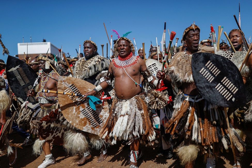 Membros do Amabutho (regimentos Zulu) cantam e cantam em comemoração à coroação de seu novo Rei Misuzulu kaZwelithini (não retratado) em 20 de agosto de 2022