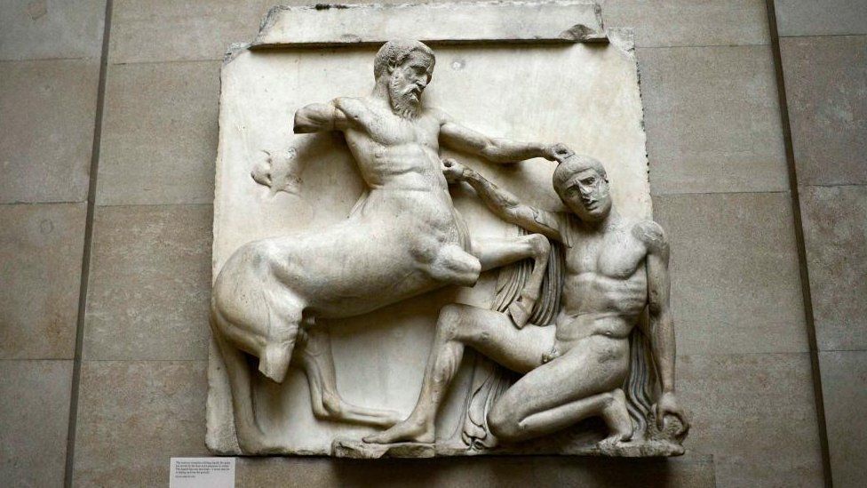 Скульптура кентавра, сражающегося с человеком, часть скульптур Парфенона, выставленная в Британском музее.